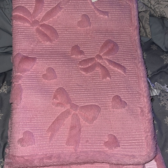 Rachel Zoe Luxe Faux Fur Pink BOWS & HEARTS Throw Blanket - Picture 2 of 7